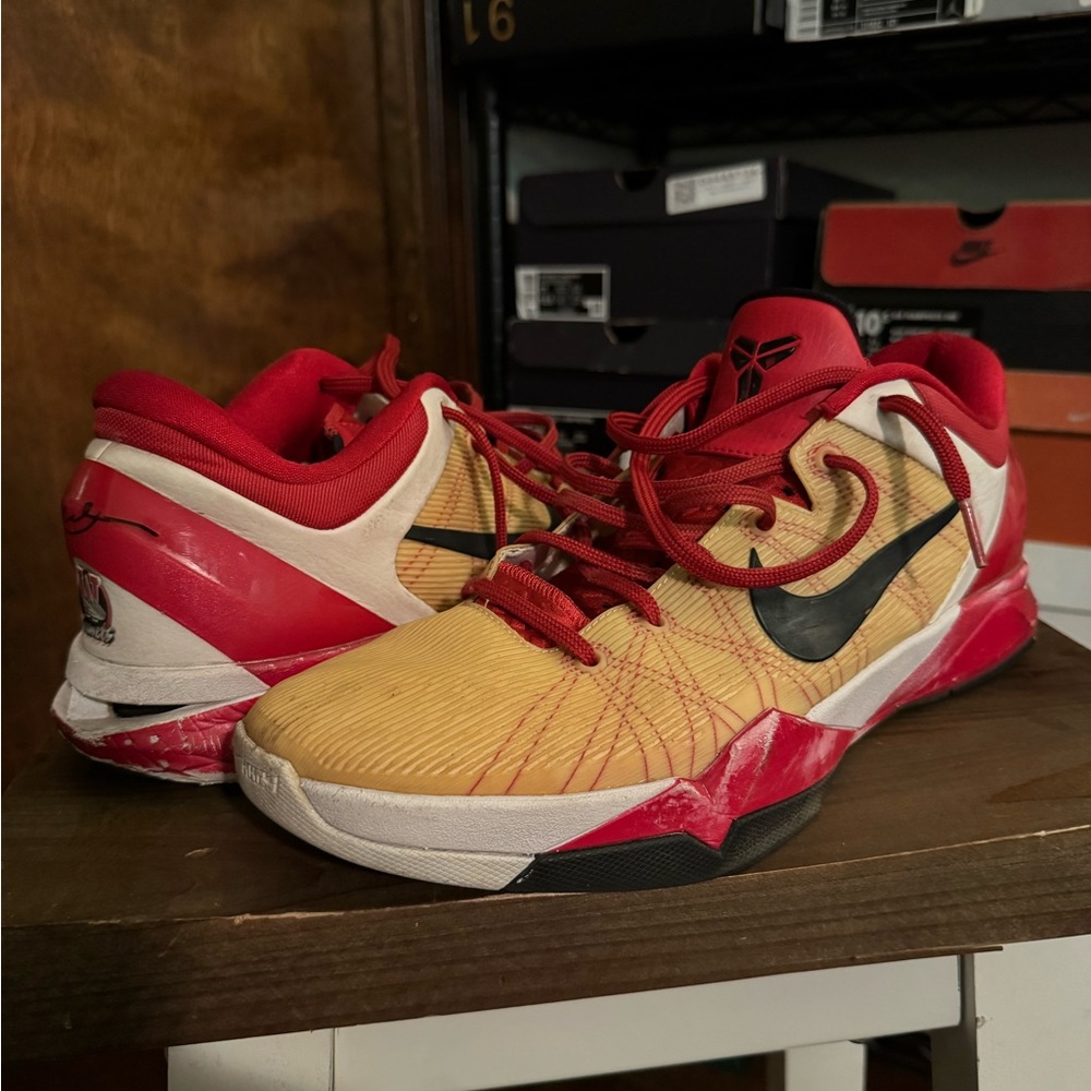 Sample Nike Kobe 7 red/white size 12